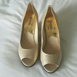 NWOT Michael Kors gold peep toe platform heels sz 9